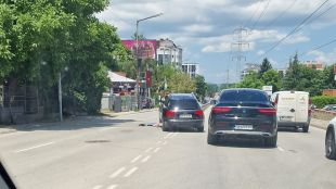 Автомобил буквално кацна върху мантинелата на Симеоновско шосе в София