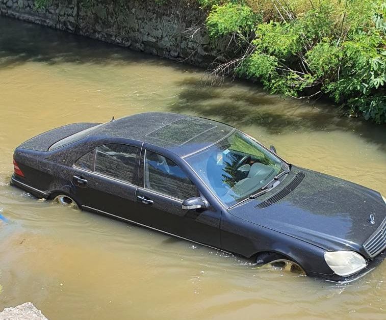 Лек автомобил Мерцедес с пазарджишка регистрация падна в канал Паша