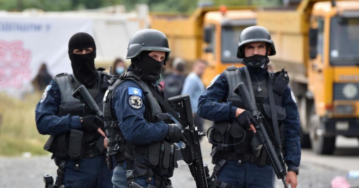 Трима косовски полицейски служители са били задържани от сръбските сили