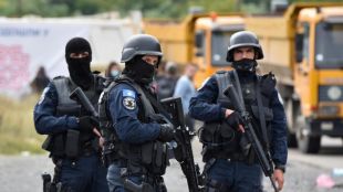 Трима косовски полицейски служители са били задържани от сръбските сили