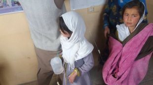 Близо 100 ученици най вече момичета бяха отровени в северната афганистанска