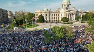 Десетки хиляди отново изпълниха центъра на Белград в протест срещу