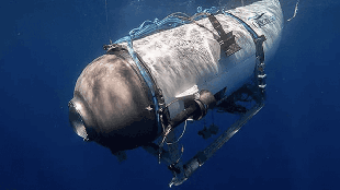 Подводница използвана за превоз на туристи за да разгледат останките