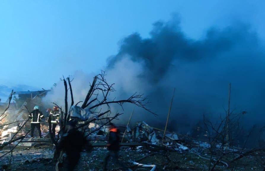 Въздушен удар по предградие на украинския град Днепър засегна две