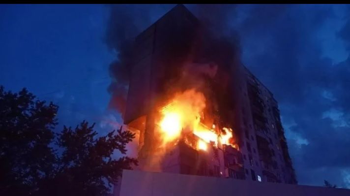 Двама души са пострадали при експлозия в 16-етажна жилищна сграда