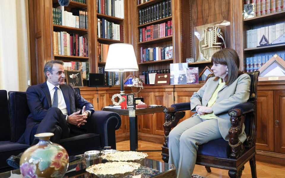 Гръцкият президент Катерина Сакеларопулу се очаква да връчи на Кириакос