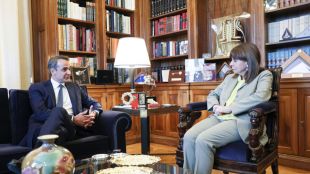 Гръцкият президент Катерина Сакеларопулу се очаква да връчи на Кириакос