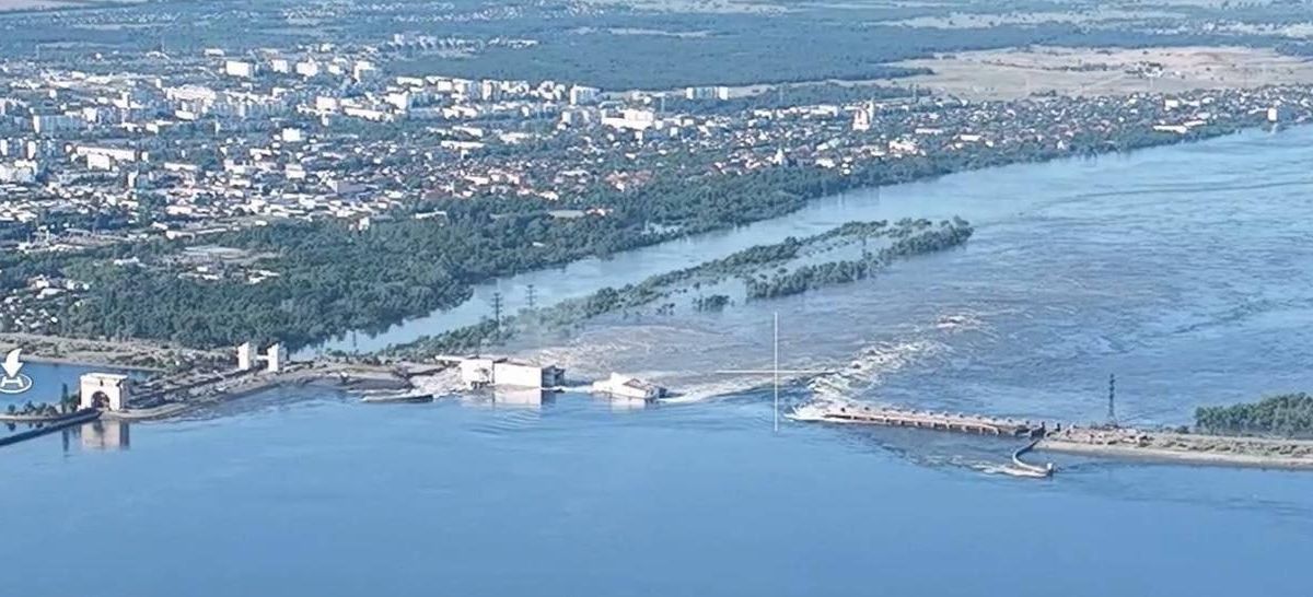 Каховската ВЕЦ на река Днепър е била взривена от руските