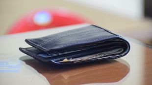 Полицията в Шумен издирва собственика на загубено портмоне с пари