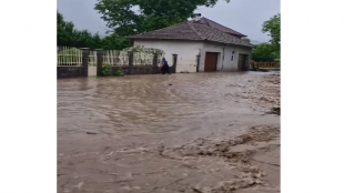 В града е паднал пороен дъжд в Етрополе Наводнение в Етрополе
