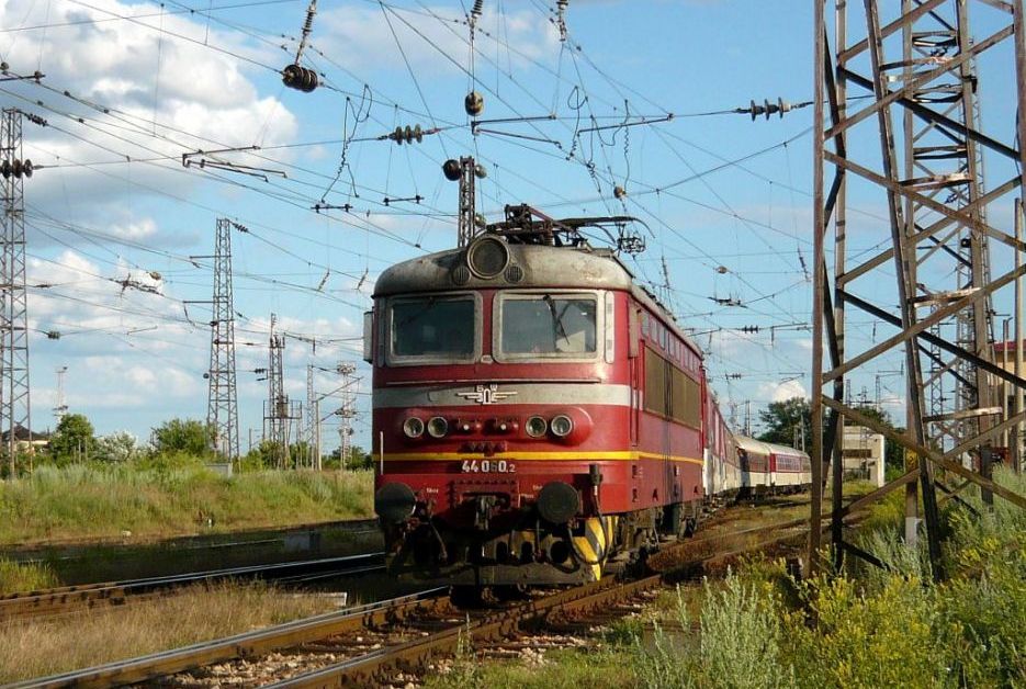 Възстановено е движението на влаковете в участъка Ихтиман-Костенец.То беше спряно