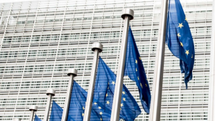 Европейската комисия ЕК изпрати официално известие до Полша в четвъртък