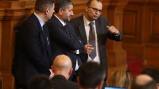  Депутати питат премиера Денков и енергийния министър Радев защитен ли