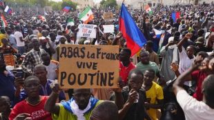 Париж е в паника от протестите в Нигер срещу ФранцияЗападноафриканските