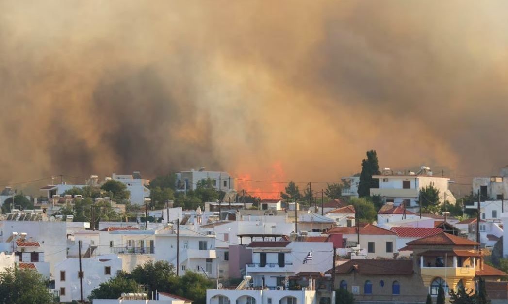 Всички туристи и местни жители евакуирани от хотели в Родос