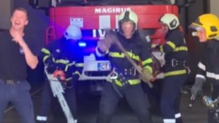Пожарникари от Казанлък станаха хит в социалните мрежи след като