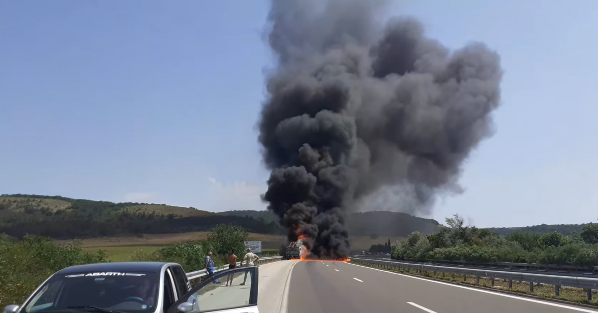 Камион с вишка пламна на автомагистрала Хемус. Инцидентът е станал