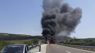 Камион с вишка пламна на автомагистрала Хемус Инцидентът е станал