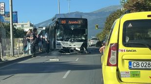 Автобус на градския транспорт самокатастрофира в София Той е пътувал