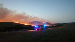 Голям пожар бушува край бургаското село Изворище Няколко екипа на