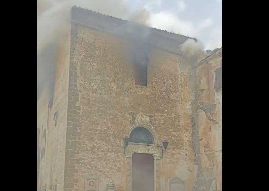 Пожар в Палермо унищожи храм. Огънят в района на църквата