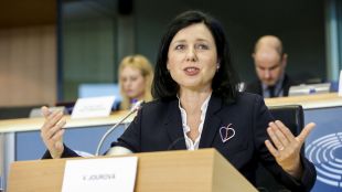 Заместник председателката на Европейската комисия Вера Йоурова изрази очакване да последват