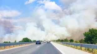 Огромен пожар бушува на магистрала Тракия близо до разклона за