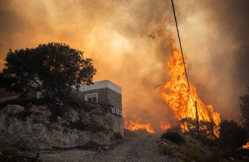 Горски пожар избухна сред ниска растителност на източното крайбрежие на
