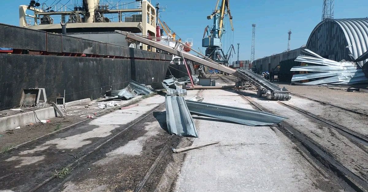 Около 30 кораба са на котва край ключовото украинско пристанище