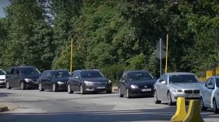Огромни опашки от автомобили с туристи на граничния пункт Дунав мост