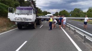 Камион с неприбран кран събори предпазната рамка на пътен възел