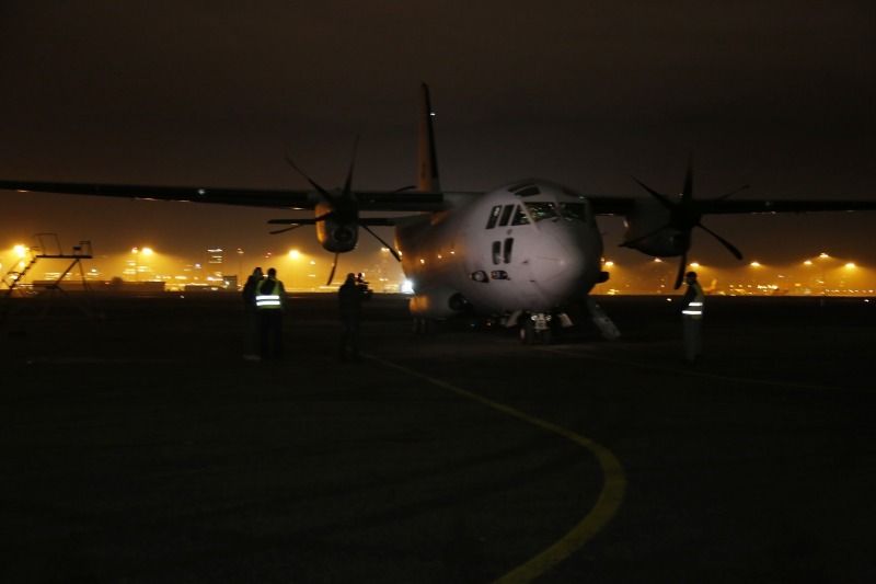 Самолет C-27J Спартан, с екипаж от 16-а авиационна база Враждебна