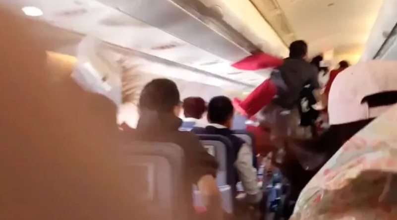 Видео, качено в социалните мрежи, показва момента, в който самолет