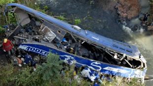Най малко 10 души са загинали след като автобус е паднал