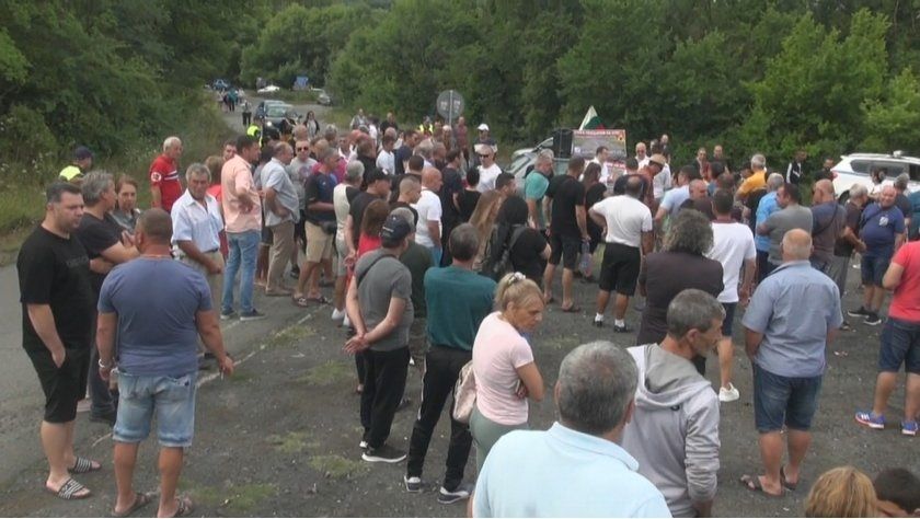 Жители на няколко села протестираха край пътя Бургас - Созопол.Те