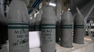 Служителите в оръжейния склад на Обединеното командване за боеприпасите на