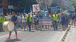 Полицаи излязоха на национален протест в центъра на София Те