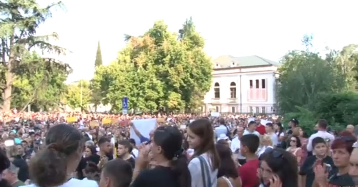 Стотици гневни граждани на Стара Загора тръгнаха на шествие из
