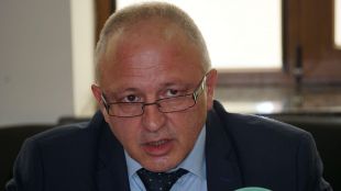 Апелативният прокурор на Варна Владимир Чавдаров дойде заедно с адвоката