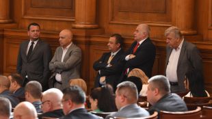 Депутатите от Възраждане подкрепени от БСП настояват насроченото извънредно заседание