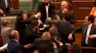Премиерът на Косово Албин Курти беше нападнат от опозиционни депутати