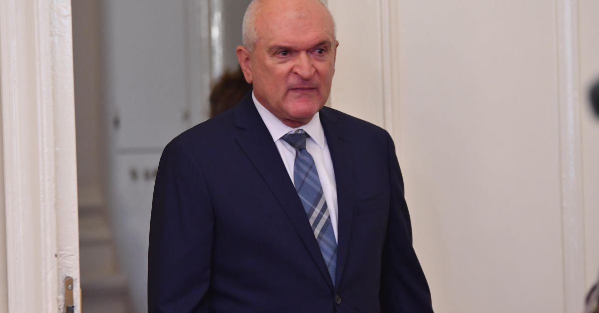 Първоначално предложеният за служебен външен министър Ивайло Ценов е бил