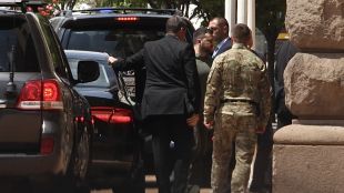 Украинския президент Володимир Зеленски влезе в сградата на правителството Той