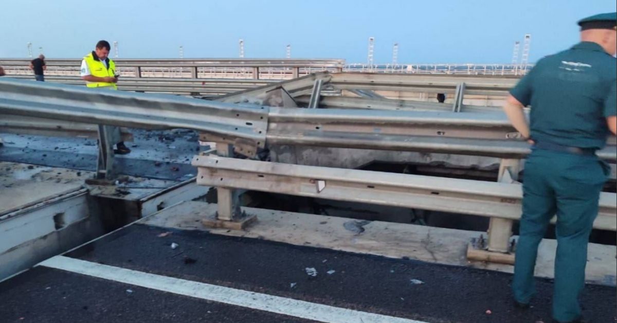 Движението на леки автомобили по Кримския мост, повреден след вчерашното
