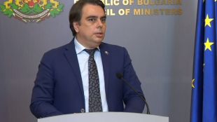 Финансовият министър Асен Василев коментира на брифинг след редовното заседание