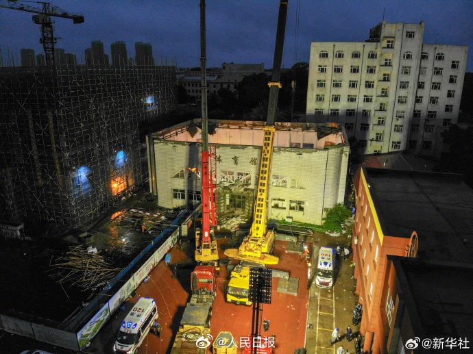 Срутване на покрив на физкултурен салон в китайско училище отне