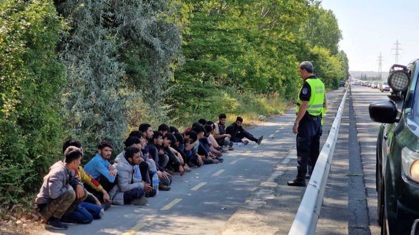 34 нелегални мигранти са задържани на входа на София.Те са