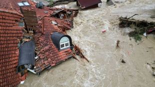 Най малко 6 души са загиналиКатастрофалните наводнения причинени от силна буря