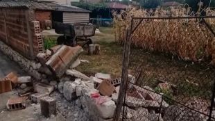 Лек автомобил връхлетя къща в пловдивското село Шишманци Колата се