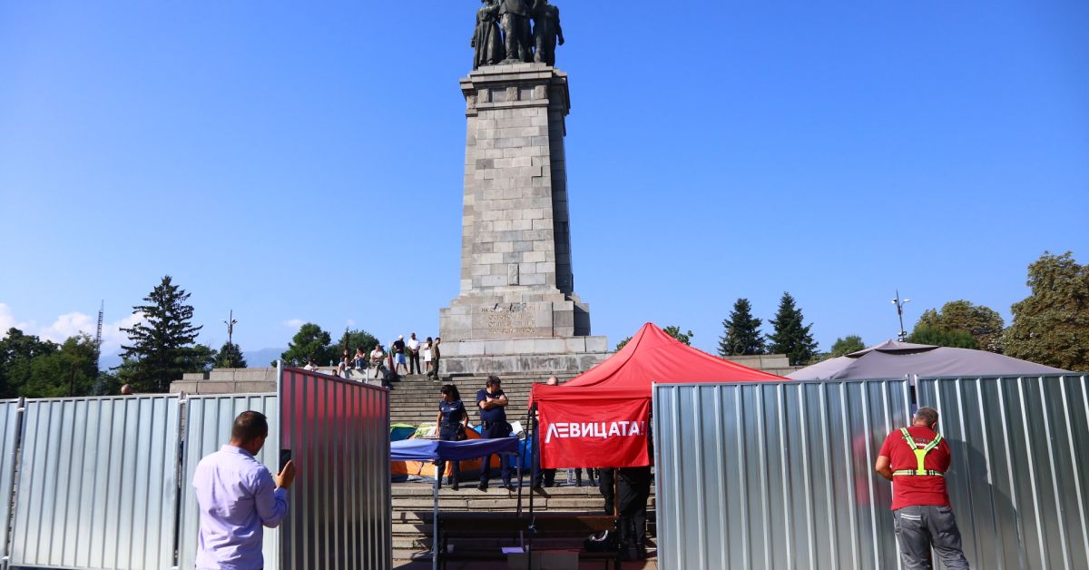 Оградата около Паметника на Съветската армия на първо място има